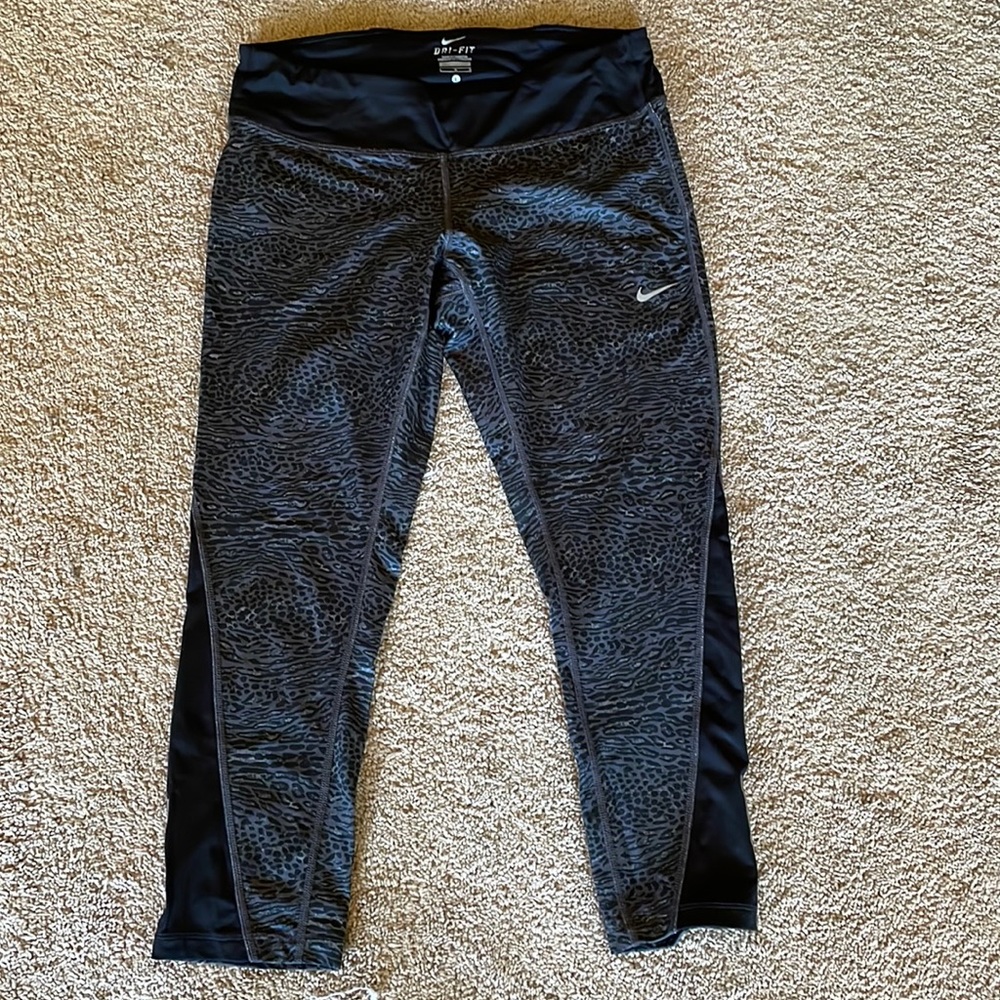 Nike Dri-Fit women’s size Large capri tights